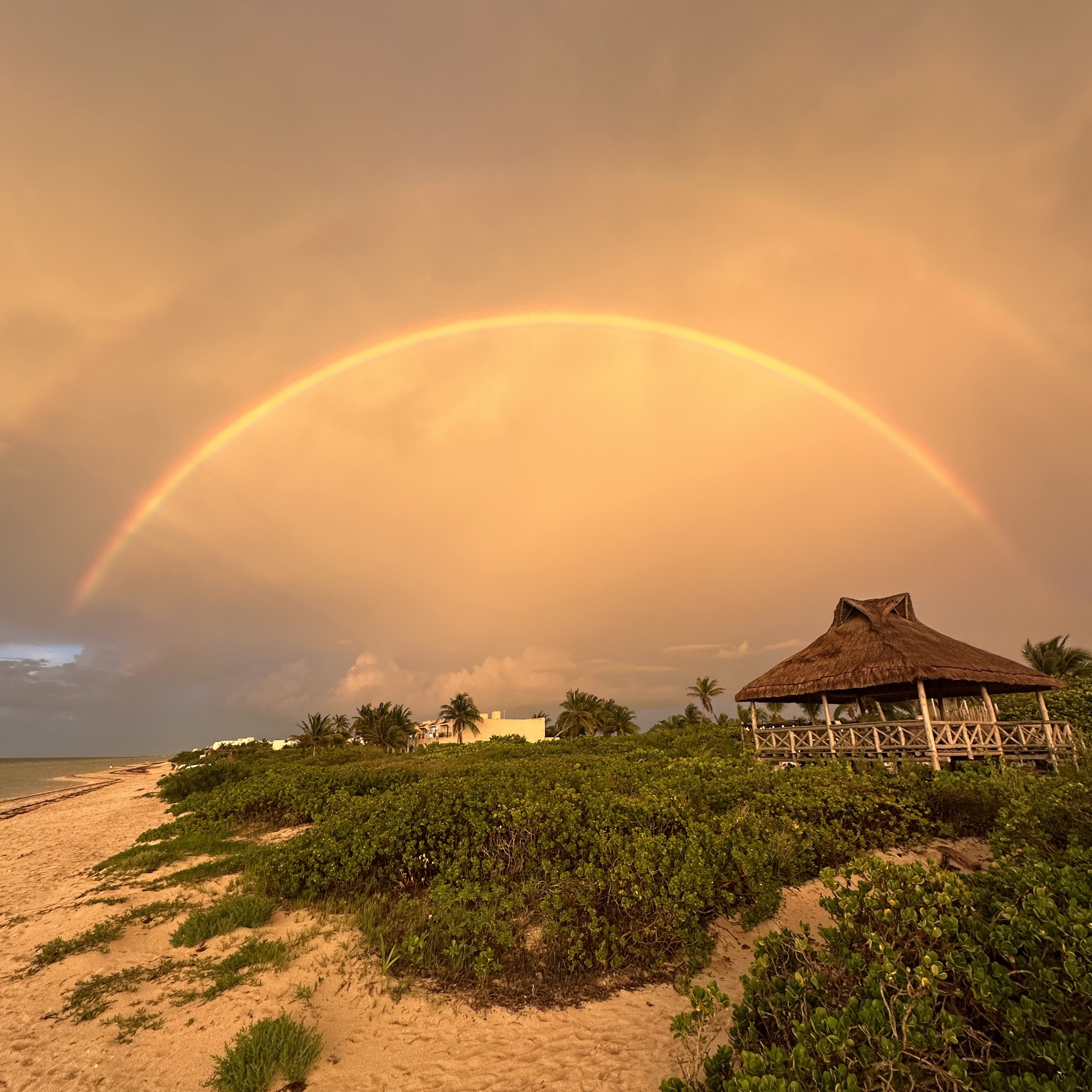 BUBU'S Beach — arco iris sobre la palapa
